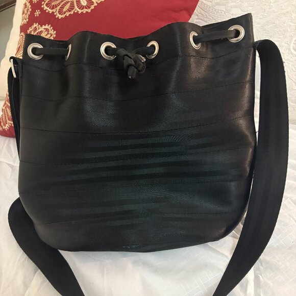 HARVEYS SEATBELT BAG - Black, Large Drawstring Bucket Bag - Picture 3 of 7